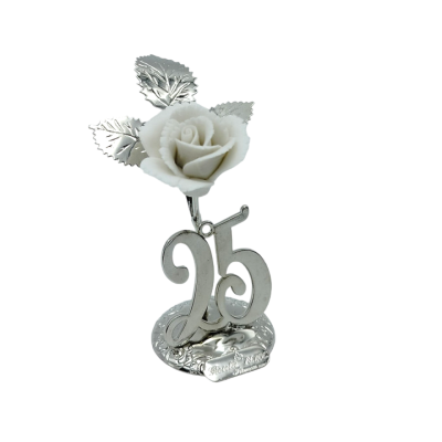 Peça decorativa prateada com número 25 e rosa branca