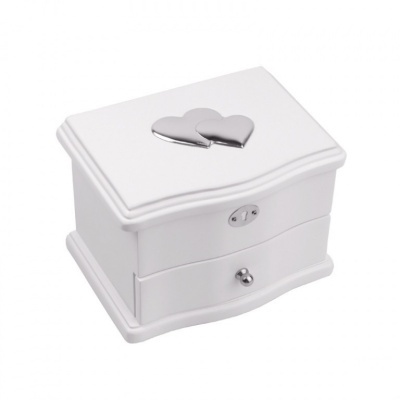 Caixa de madeira branca com corações metálicos prateados no topo