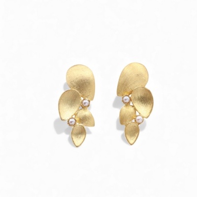 Brincos dourados em forma de folhas com pérolas brancas
