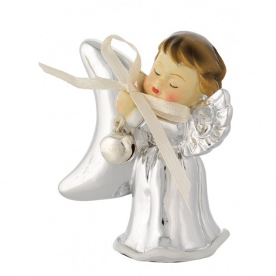 Figura decorativa de anjo prateado segurando um sino com fita creme
