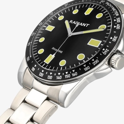 Relógio Radiant com mostrador preto e bracelete metálica prateada