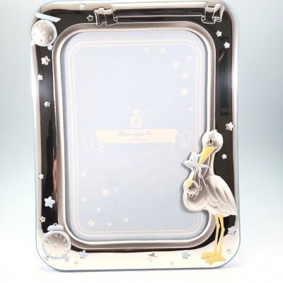 Moldura fotográfica prateada com cegonha e estrelas decorativas