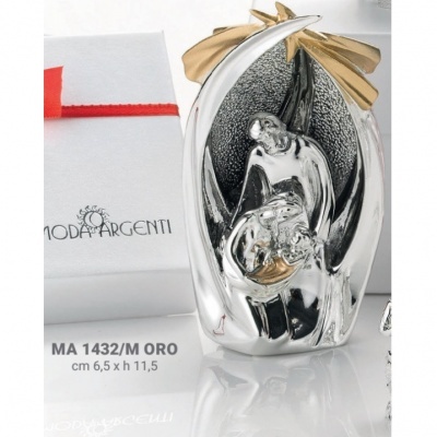 Estatueta decorativa prateada e dourada representando cena de nascimento com embalagem branca e vermelha