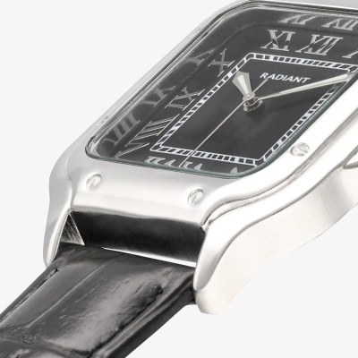 Relógio com caixa metálica prateada e bracelete preta de pele