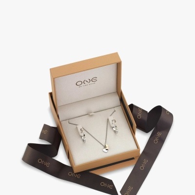 Conjunto de joalharia com colar e brincos em caixa bege com fita preta