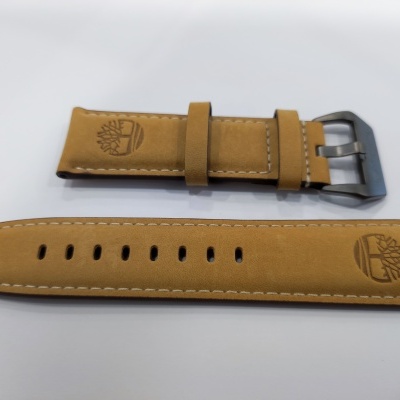 Correia de relógio castanha em pele com costura branca e fivela metálica prateada