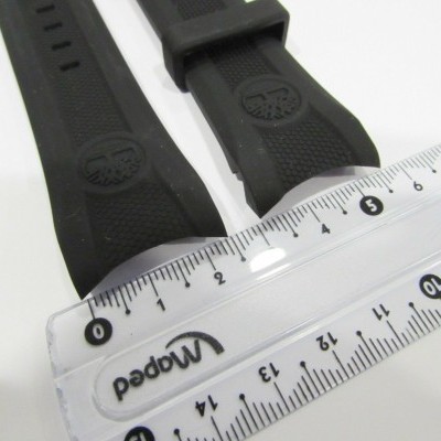 Pulseiras pretas de silicone para relógio e régua transparente em fundo branco