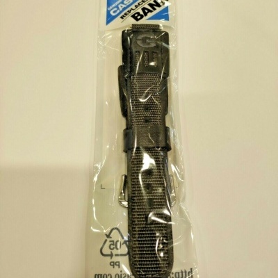 Correia preta de plástico para relógio Casio em embalagem transparente com etiqueta azul e branca