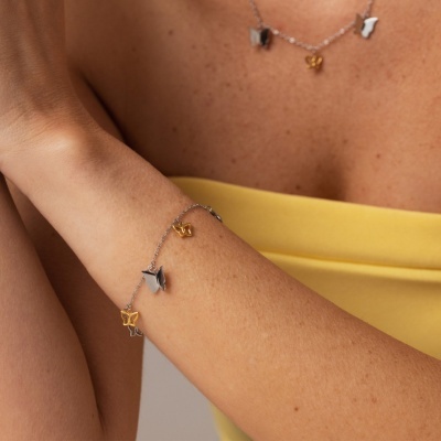 Colar e pulseira com pendentes de borboleta em prata e ouro