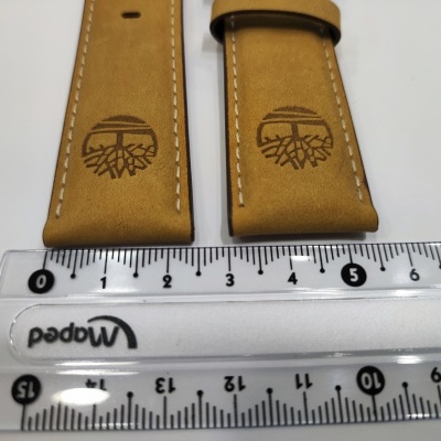 Duas correias de relógio em couro castanho claro com logotipo e régua