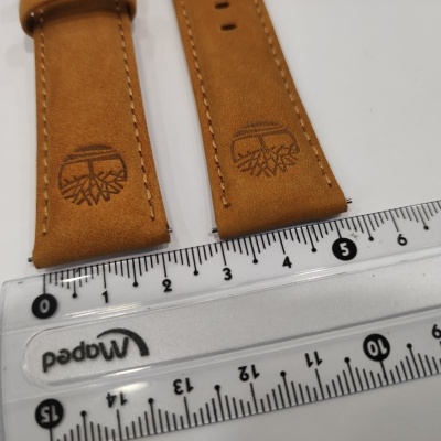 Correia de relógio castanha em pele com logótipos e régua transparente ao lado