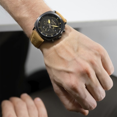 Relógio de pulso masculino com bracelete castanha e mostrador preto