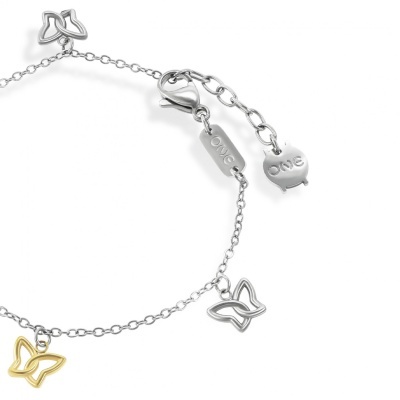 Pulseira fina em metal prateado com pendentes de borboleta e fecho com etiquetas one