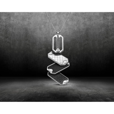 Colar masculino com pendente metálico e padrão hexagonal em fundo cinzento.