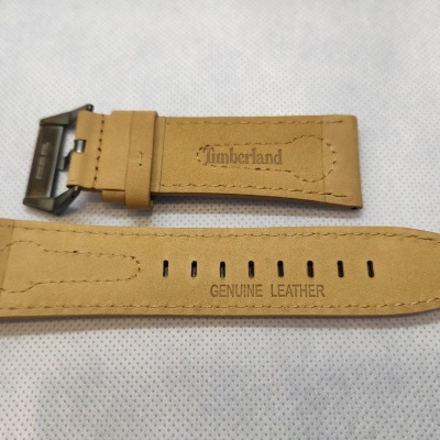 Correia de relógio Timberland em couro castanho claro com fivela metálica.
