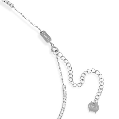 colar prateado com corrente fina e pedrinhas brilhantes