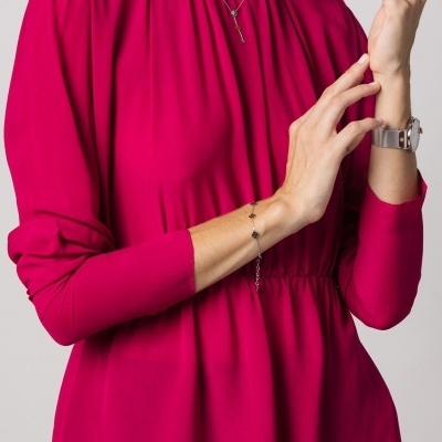 Vestido rosa de manga comprida com tecido fluido e elástico na cintura