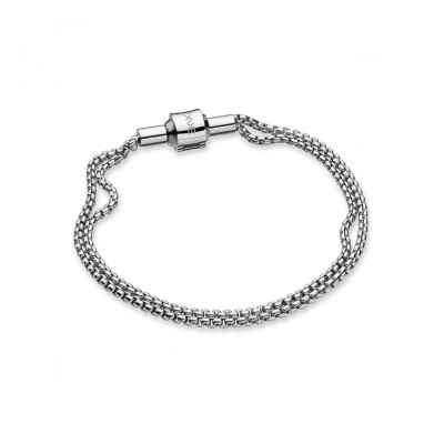 Pulseira prateada com fecho cilíndrico e corrente entrelaçada