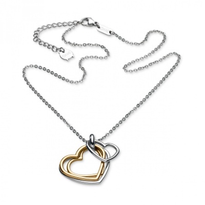 Colar com dois corações entrelaçados, um dourado e outro prateado, com corrente prateada de contas.