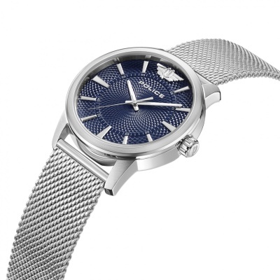 Relógio de pulso com bracelete em malha de aço prateada e mostrador azul com texto POLICE