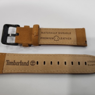 Correia de relógio em couro castanho claro com texto impresso e fivela preta