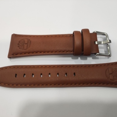 Correia de relógio em pele castanha com fivela metálica e logótipo gravado em relevo