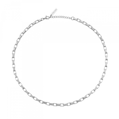 Colar metálico prateado com elos quadrados e fecho com pendente POLICE