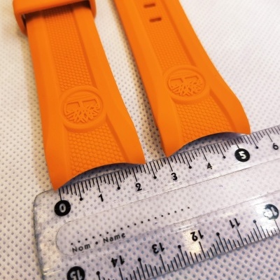 Braceletes de relógio laranja e régua transparente sobre fundo branco