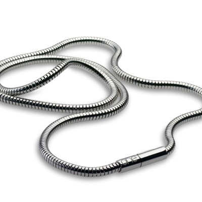 Colar prateado em metal com corrente articulada e fecho cilíndrico