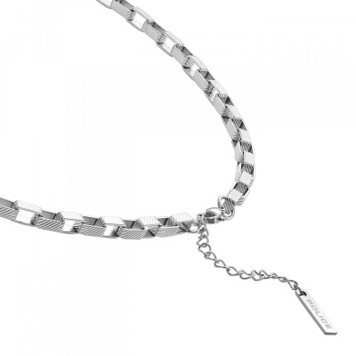 Colar prateado com elos largos e pendente com texto POLICE