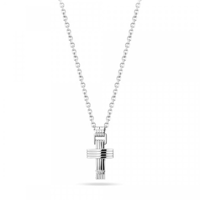 Colar prateado com pendente em cruz prateada detalhado.