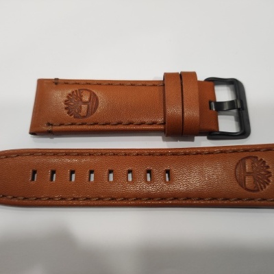 Pulseira de relógio em couro castanho com logotipo em relevo e fivela preta sobre fundo branco