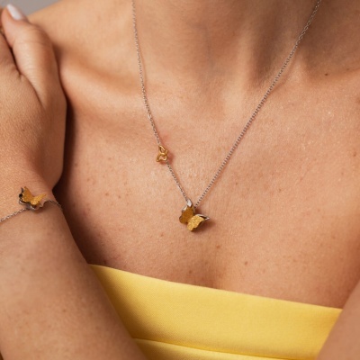 pulseira e colar com pendente borboleta dourado e preto com corrente prateada