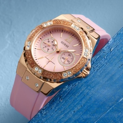Relógio Guess rosa com bracelete em silicone e detalhes dourados com cristais