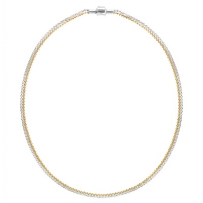 Colar trançado prateado e dourado com fecho metálico sobre fundo branco