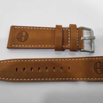 Bracelete de relógio castanha em pele com costura branca e fivela metálica prateada