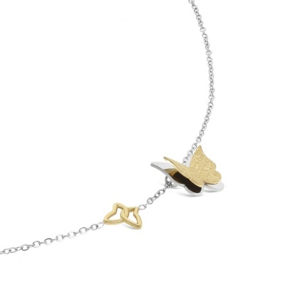 Colar com pingentes de borboleta prateada e dourada, com corrente fina prateada sobre fundo branco.