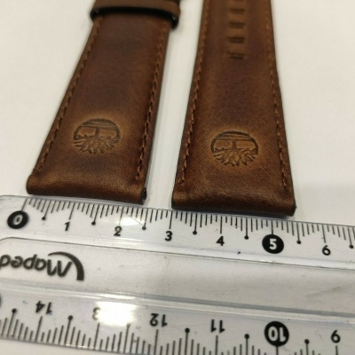 Correias de relógio em pele castanha com régua transparente ao lado