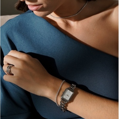 Relógio de pulso feminino prateado com bracelete de elos e mostrador quadrado