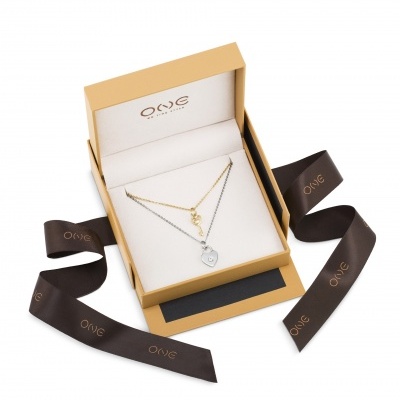 Colar duplo dourado e prateado numa caixa castanha clara com fita castanha escura, marca ONE
