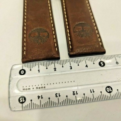 Cintos em couro castanho com gravura de árvore, régua transparente com centímetros