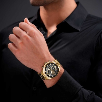 Relógio masculino dourado com mostrador preto no pulso