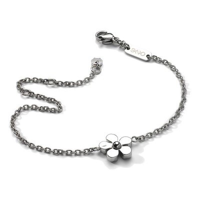 Pulseira prateada com pendente de flor e placa gravada ONOE