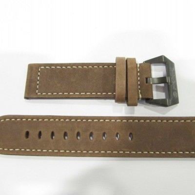 Pulseira de relógio de couro castanho com costura branca e fivela metálica.