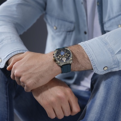 Relógio de pulso masculino azul com detalhes dourados e bracelete de silicone azul