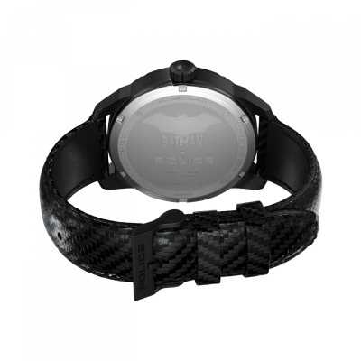 Relógio com bracelete preta em textura de fibra de carbono