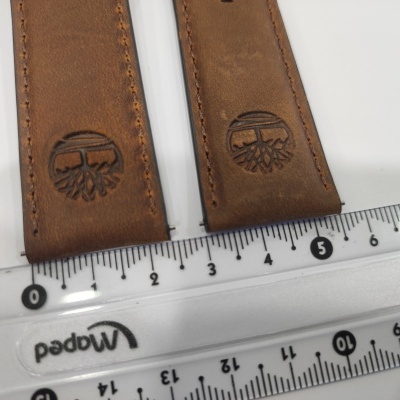 Tiras de couro castanho com logo Timberland e régua transparente