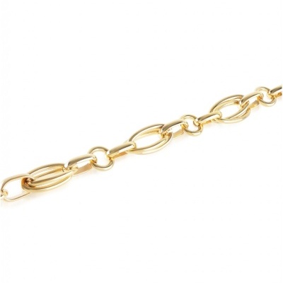 Corrente dourada de elos ovais e redondos sobre fundo branco