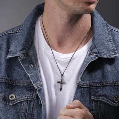 Colar masculino com pendente em forma de cruz prateada e corrente preta