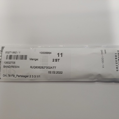 Etiqueta branca com texto impresso em preto contendo códigos e data 02.02.2022